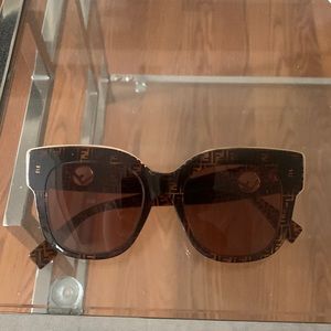 Women’s Fendi shades